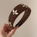 Dettaglio del cerchietto in peluche marrone con foglie dorate e perle eleganti - Cerchietto Caffè Con Foglia Dorata (2#Cerchietto Caffè Con Foglia Dorata)