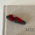 Barrette en feutre de laine faite main grise et rouge sur fond en lin minimaliste - Épingle À Cheveux Ovale Grise À Rayures Rouges