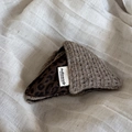 Detailansicht von Leopardenmuster und braunem Strickdesign auf dieser Dreieck-Haarklammer - Milchtee Dreieck Patchwork Haarkralle