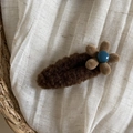 Plüschige braune Blumen-Haarklammer für Damen mit eleganter Fleece-Textur und blauem Akzent - Kaffee Plüsch Blume Haarklammer