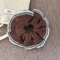 Détail du chouchou en maille marron avec bordure en crochet bleu clair contrastée - Bord Bleu Clair Chouchou Tricoté Café