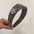 Dettaglio fascia in peluche grigio con fiocco di neve in strass e etichetta Handmade - Grigio