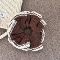 Detalle de un coletero de punto de doble capa en café y beige con borde de encaje ondulado - Borde Blanco Coletero de Punto Café