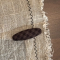 Vintage bruine geruite haarclip met BB-clip ontwerp op een neutrale linnen achtergrond - Koffie Geruit