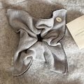 Chouchou en tricot gris chic avec boucle décorative sur fond de fourrure élégant - Chouchou Cerf-Volant Gris
