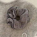 Grijze gebreide haarscrunchie met donkerblauwe contrastrand en zachte ribtextuur - Grijs Getextureerde Scrunchie