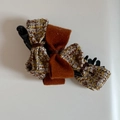Detailopname van een tweed strik haarklem met gelaagde wollen stof in retro herfststijl - Oranje Kleurblok Strik / Oranje