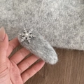 Fermaglio per capelli grigio in peluche con fiocco di neve scintillante e perla invernale - Grigio