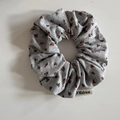 Chouchou en tricot à fleurs grises avec motifs rouges et étiquette de marque minimaliste - Gris Fleurs Rouges