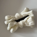 Pinzas de plátano con lazo de punto blanco para mujer con elegante textura de punto - Blanco con Lazo / Blanco