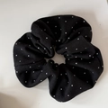 Klassisches schwarzes Scrunchie mit weißen Punkten und weicher Stoffstruktur auf Weiß - Schwarz Mit Weißen Punkten