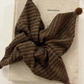 Bruin gestreepte scrunchie met pompons op een boek in een chique Koreaanse stijl - Koffie Gestreepte Vlieger Scrunchie