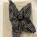 Chouchou gris à rayures avec pompons blancs de style minimaliste coréen élégant - Carreaux Noir Et Blanc Avec Fleur