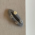 Fermaglio per capelli in maglia grigia con fiori d'argento per accessori donna - Quattro Piccoli Fiori / Ovale Grigio Chiaro