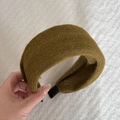 Primer plano de la diadema de punto grueso verde mostaza con textura de canalé de invierno - Diadema de Punto a Rayas Jengibre