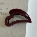 Détail de la pince à cheveux cœur rouge vin brillant avec lettrage Barrette doré - Rouge Vin Grand Cœur (Lettrage Doré)