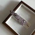 Elegante paarse mohair wollen haarclip met grijze kristalaccenten op witte stoffen basis - Paarse Driehoek Wollen Grijze Kristal / Paars