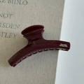 Elegante pinza per capelli rosso scuro glitterata con scritte dorate su sfondo in tessuto - Rosso Vino Forma Appendino (Scritte Dorate)