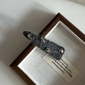 Detail van donkergrijze mohair haarclip met fonkelende zilveren strass vlinderstrikjes - Donkergrijze Driehoek Wollen Grijze Kristal / donkergrijs