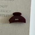 Dettaglio macro della pinza per capelli rosso scuro lucido con scritta Barrette La France - Rosso Vino Semi-Arco (Scritte Dorate)