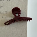 Gros plan d'une pince à cheveux bordeaux avec inscription Barrette La France dorée et brillante - Rouge Vin Large Croisé (Lettrage Doré)