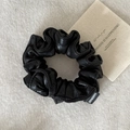 Chouchou élégant en similicuir noir avec étiquette fait main sur fond texturé gris - Style Plissé PU Noir