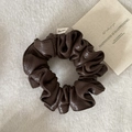 Vue détaillée du chouchou en cuir PU marron foncé avec plis doux et étiquette Hand Made - Style Plissé PU Café