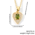 Collier cœur doré avec pierre vert émeraude et zircons blancs en vue détaillée du produit - Cœur Or Pierre Verte Foncée (N01579-11)