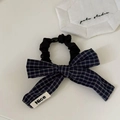 Détail d'un chouchou à carreaux bleus avec une étiquette blanche Nice sur tissu noir - Nœud à Rayures Marine Blanc (3#)