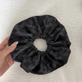 Eleganter großer Scrunchie mit dunkelgrauem Leopardenmuster aus Satin für Damenfrisuren - Klassisch Rund / Grau Leopard Scrunchie (4#灰色豹纹发圈)