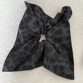Detailansicht des Retro-Leoparden-Haargummis mit langen Bändern in dunkelgrauem Stoff - Lange Band Stil / Grau Leopard Drachen Scrunchie (1#灰色豹纹风筝发圈)