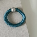 Chouchou en soie à perle style français bleu cyan avec texture lisse et élastique - Bleu lac