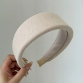 Detailaufnahme von beigem gestricktem breitem Schwamm Stirnband mit weicher Textur - 3# Milchtee Gestreiftes Stirnband