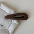 Detail einer braun karierten BB-Haarklammer aus Stoff auf gesteppter Matte mit Textur - Solid Kaffee Hohl Wassertropfen Stil