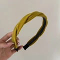 Detail van de mosterdgele fluwelen hoofdband met gedraaid ontwerp en antislip tanden - 3# Gembergeel Gevlokte Kruis Haarband