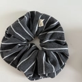 Elastico per capelli in maglia a righe minimalista grigio scuro e bianco con etichetta - Strisce Grigio Bianche