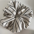 Dettaglio di un elastico in maglia a righe beige con etichetta nera Hand Made - Bianco con strisce nere