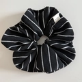 Dettaglio dell'elastico per capelli in maglia a righe con etichetta Hand Made - Nero con strisce bianche