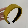Detalle de la diadema ancha de terciopelo amarillo mostaza con forro interior antideslizante - Amarillo jengibre