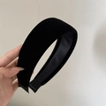 Primer plano de la diadema ancha de terciopelo negro con textura mate y estilo acolchado - Negro