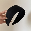 Detailansicht eines schwarzen gestrickten breiten Haarreifs mit weicher Schwammfüllung - Schwarz