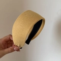 Detail eines ingwergelben gestrickten breiten Stirnbandes mit schwarzem Innenfutter - Ingwergelb
