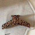Detail shot of vintage leopard print hair claw clip on natural linen fabric background - Curved Style (9# Coffee Leopard Curved Claw)