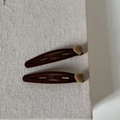 Detailansicht von zwei dunkelbraunen Samt-Haarspangen mit weichen hellbraunen Herz-Verzierungen - Brauner Beflockung Clip Milchtee Herz