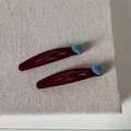 Detail von zwei beflockten Herz-Haarspangen mit weinroter Basis und hellblauen Herzen - Burgunder Beflockung Clip Blaues Herz
