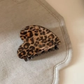 Primer plano de pinza de pelo con forma de corazón y estampado de leopardo en lino - Grande / Estilo Corazón (5# Leopardo Café Pinza Corazón)