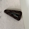 Detalle de la textura de tela a cuadros marrón y el clip BB de metal del pasador - Pinza de Pelo de Triángulo con Rayas Café Caqui