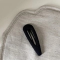 Detailansicht der schwarzen, mit Rippstoff umwickelten BB-Haarklammer mit Metallclip - Hohle Wassertropfen-Haarspange / Dunkelblau