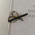 Detail van schildpad strik haarclip met gouden France Handmade belettering op stof - Tortoise