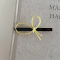 Detail van handgemaakte acetaat haarklem met de goudkleurige France Handmade tekst - Melkgeel